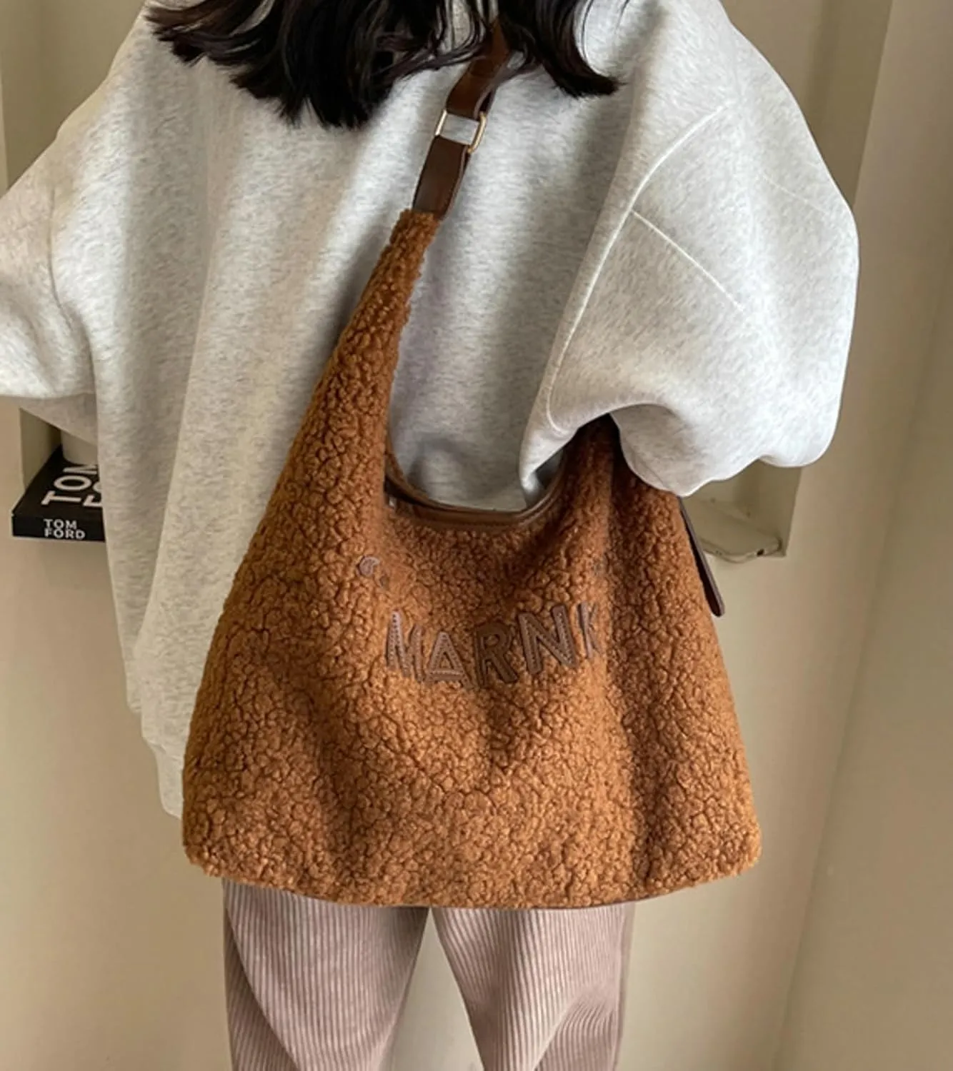 2024 Fashion Lamb Wool Tote Bag Women Cozy Furry Shoulder Bag Adjustable PU Strap Magnetic Closure Commuter Handbag