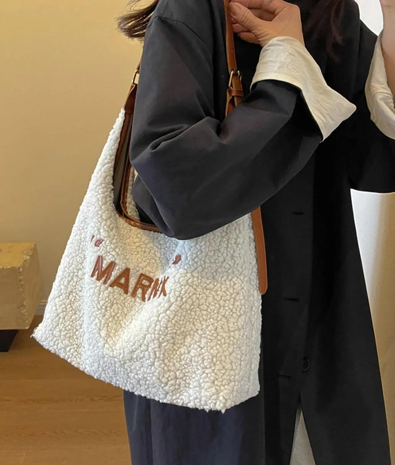 2024 Fashion Lamb Wool Tote Bag Women Cozy Furry Shoulder Bag Adjustable PU Strap Magnetic Closure Commuter Handbag