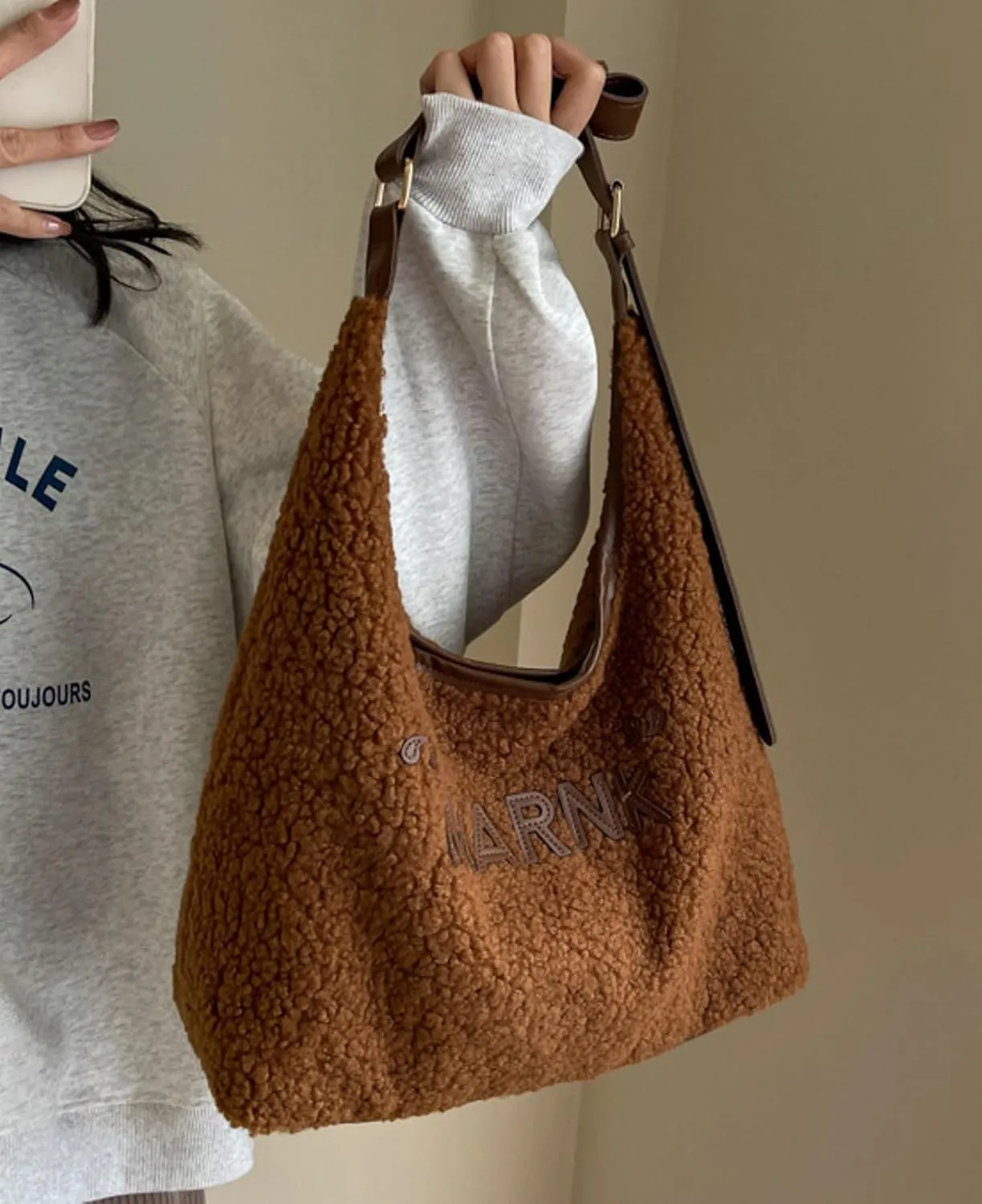 2024 Fashion Lamb Wool Tote Bag Women Cozy Furry Shoulder Bag Adjustable PU Strap Magnetic Closure Commuter Handbag