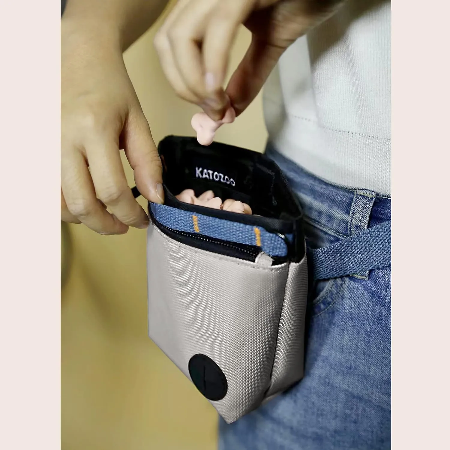 Dog Treat Pouch with Pet Training Clicker, Dog Training Treat Pouch Kit, Magnetic Closure, Hands-Free Training. (Grey)
